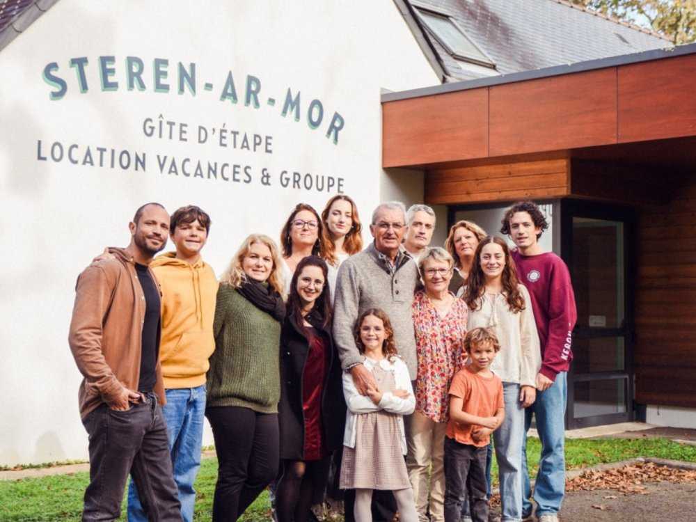 Photo de famille devant le gîte Steren Ar Mor